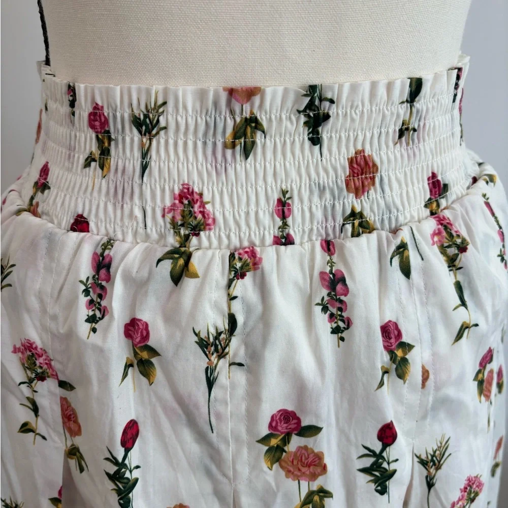 🌸 Buru Floral Smocked Waist Midi Skirt 🌸

Size: XS (Extra Small)
Brand: Buru - Picture 3 of 11